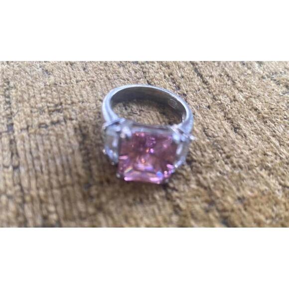 Elegant Silver Ring with Pink Stone - Picture 2 of 6